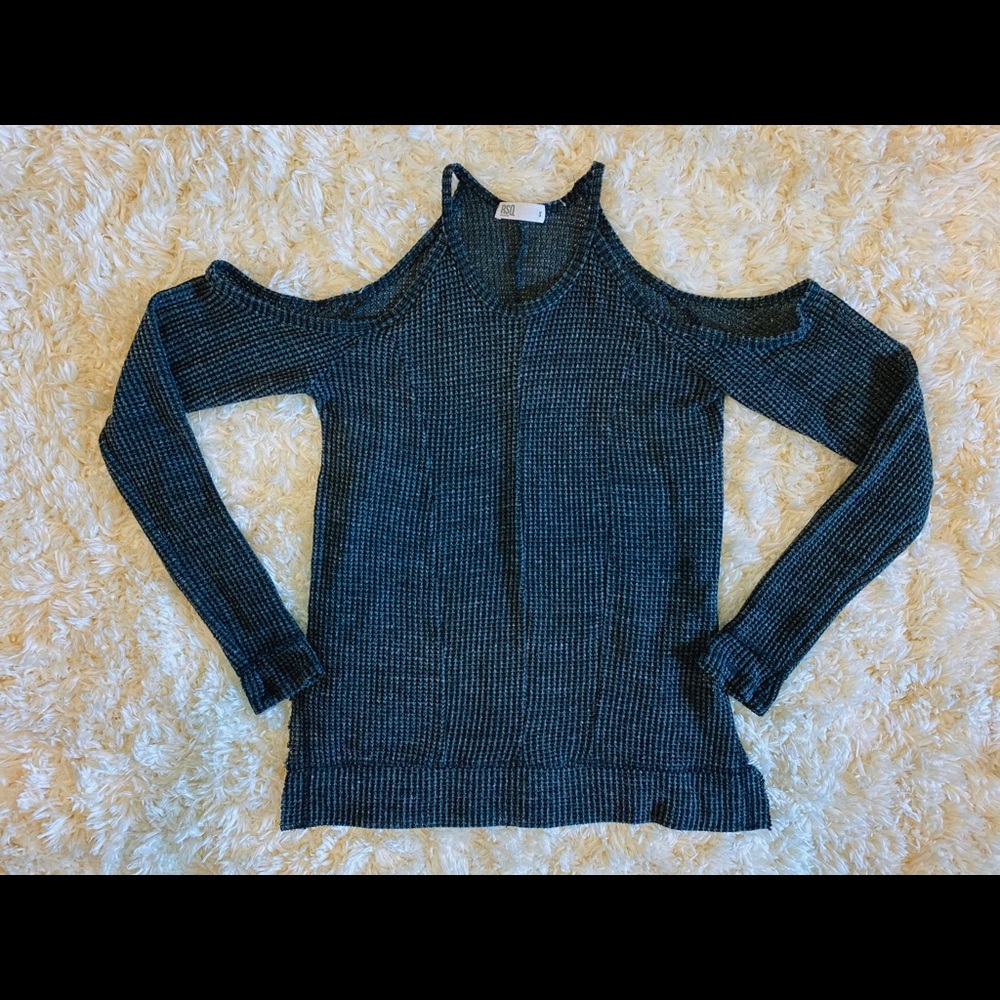 dark grey open shoulder long sleeve top!! ⁣⁣⁣